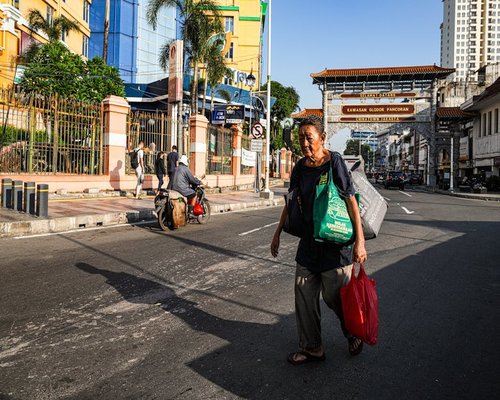 Seseorang menikmati jalan pagi di kawasan perumahan