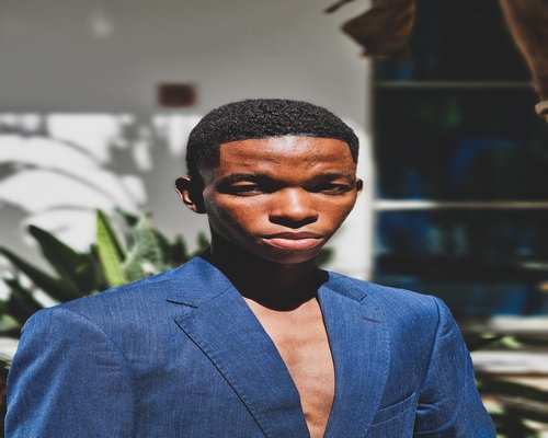 Tim editorial sedang berdiskusi santai tentang artikel gaya hidup