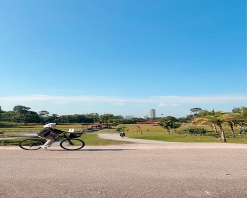 Orang berjalan menikmati alam bebas di akhir pekan